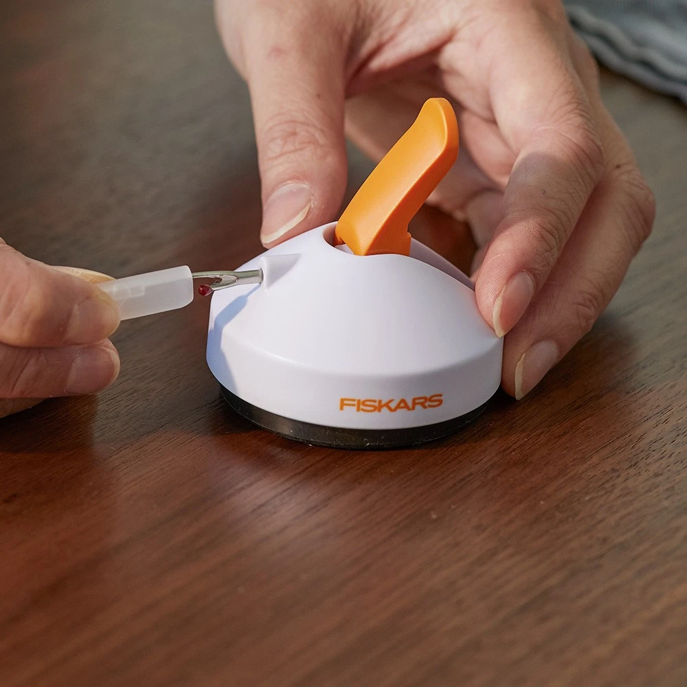 Fiskars Tabletop Seam Ripper 4 Fiskars Tabletop Seam Ripper - Image 2